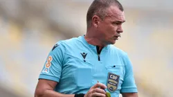 RJ - RIO DE JANEIRO - 08/10/2023 - BRASILEIRO A 2023, FLUMINENSE X BOTAFOGO - O arbitro Leandro Pedro Vuaden durante partida entre Fluminense e Botafogo no estadio Maracana pelo campeonato Brasileiro A 2023. Foto: Thiago Ribeiro/AGIF