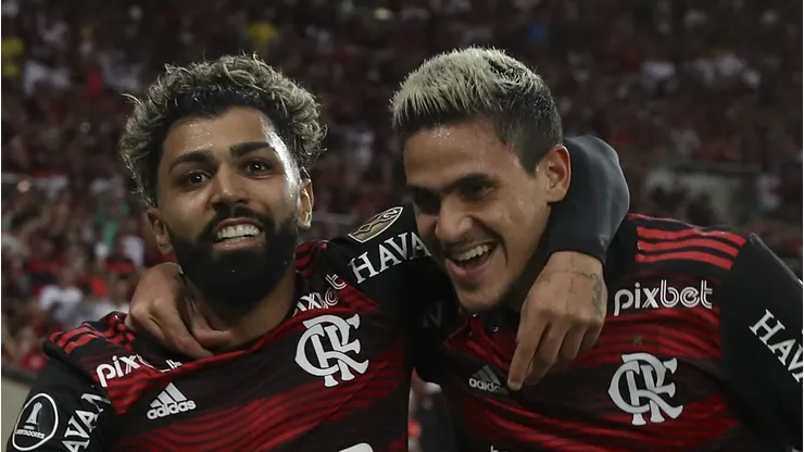 RIO DE JANEIRO, BRAZIL - JULY 06: Gabriel Barbosa (L) of Flamengo celebrates with Pedro after scoring the fourth goal of his team during a Copa Libertadores round of sixteen second leg match between Flamengo and Deportes Tolima at Maracana Stadium on July 06, 2022 in Rio de Janeiro, Brazil. (Photo by Buda Mendes/Getty Images)
