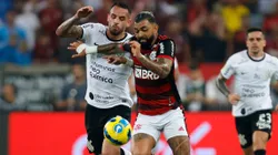 Renato Augusto (de branco) ganhou um 'NÃO' de Mano Menezes para permanecer em 2024 no Corinthians