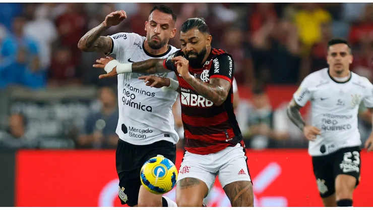 Renato Augusto (de branco) ganhou um 'NÃO' de Mano Menezes para permanecer em 2024 no Corinthians