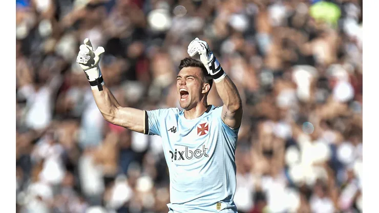 RJ - RIO DE JANEIRO - 16/09/2023 - BRASILEIRO A 2023, VASCO X FLUMINENSE - Leo Jardim goleiro do Vasco durante partida contra o Fluminense no estadio Engenhao pelo campeonato Brasileiro A 2023. Foto: Thiago Ribeiro/AGIF