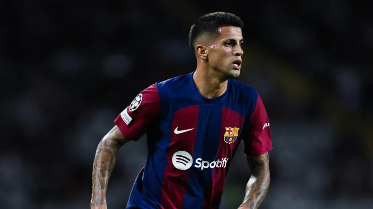 Cancelo se irrita com torcedores do Barcelona e vídeo circula. David Ramos/Getty Images