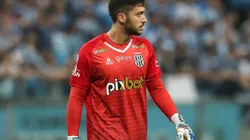 RS - Porto Alegre - 23/07/2022 - BRASILEIRO B 2022, GREMIO X PONTE PRETA - Caique Franca goleiro do Ponte Preta durante partida contra o Gremio no estadio Arena do Gremio pelo campeonato Brasileiro B 2022. Foto: Pedro H. Tesch/AGIF