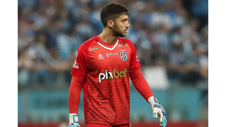 RS - Porto Alegre - 23/07/2022 - BRASILEIRO B 2022, GREMIO X PONTE PRETA - Caique Franca goleiro do Ponte Preta durante partida contra o Gremio no estadio Arena do Gremio pelo campeonato Brasileiro B 2022. Foto: Pedro H. Tesch/AGIF