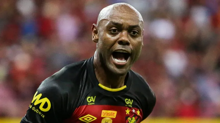 Foto: Rafael Vieira/AGIF - Vagner Love jogador do Sport comemora seu gol durante partida contra o Retro no estadio Arena Pernambuco pelo campeonato Pernambucano 2023.