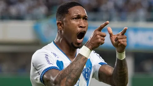 Foto: Fernando Torres/AGIF - Mario Sergio jogador do Paysandu comemora seu gol durante partida contra o Amazonas no estadio Mangueirao pelo campeonato Brasileiro C 2023.