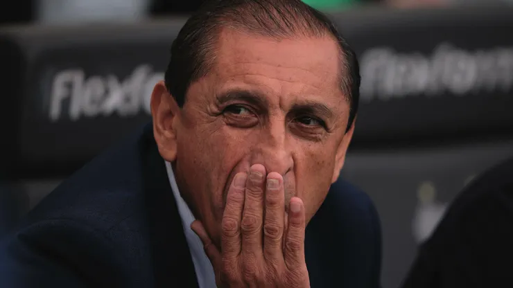 Foto: Ettore Chiereguini/AGIF - Ramon Diaz tecnico do Vasco durante partida contra o Santos no estadio Vila Belmiro pelo campeonato Brasileiro A 2023.