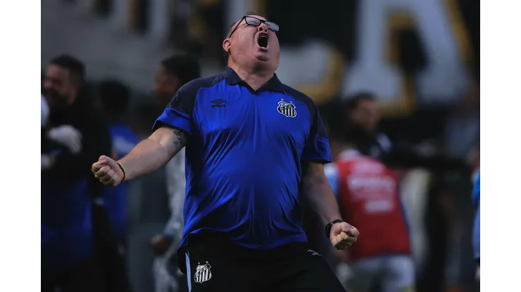 SP - SANTOS - 01/10/2023 - BRASILEIRO A 2023, SANTOS X VASCO - Marcelo Fernandes tecnico do Santos comemora gol de Marcos Leonardo jogador da sua equipe durante partida contra o Vasco no estadio Vila Belmiro pelo campeonato Brasileiro A 2023. Foto: Ettore Chiereguini/AGIF