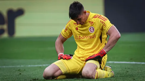 BA - PORTO ALEGRE - 08/10/2023 - BRASILEIRO A 2023, INTERNACIONAL X GREMIO - Rochet jogador do Internacional lamenta durante partida contra o Gremio no estadio Beira-Rio pelo campeonato Brasileiro A 2023. Foto: Maxi Franzoi/AGIF