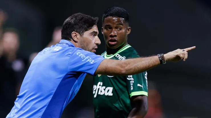SAO PAULO, BRAZIL - FEBRUARY 26: Abel Ferreira, head coach of Palmeiras gives instructions to his player Endrick during a match between Palmeiras and Ferroviaria as part of the Paulista State Championship at Allianz Parque on February 26, 2023 in Sao Paulo, Brazil. (Photo by Alexandre Schneider/Getty Images)