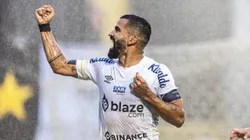 Volante venezuelano chegou para reforçar o meio-campo do Peixe e vai assumindo papel de liderança na equipe. Foto: Abner Dourado/AGIF