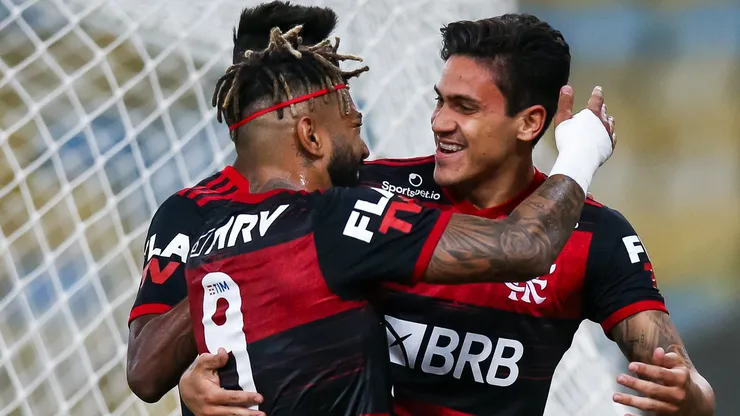 RIO DE JANEIRO, BRAZIL - JULY 08: Pedro of Flamengo celebrates with his teammates Gabriel Barbosa and Bruno Henrique after scoring the first goal of his team during the match between Flamengo and Fluminense as part of the Taca Rio, the Second Leg of the Carioca State Championship at Maracana Stadium on July 8, 2020 in Rio de Janeiro, Brazil. The match is played behind closed doors and further precautionary measures against the coronavirus (COVID - 19) Pandemic. (Photo by Buda Mendes/Getty Images)