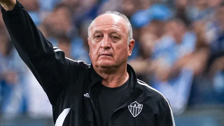 Foto: Maxi Franzoi/AGIF - Luis Felipe Scolari tecnico do Atletico-MG durante partida contra o Gremio no estadio Arena do Gremio pelo campeonato Brasileiro A 2023.