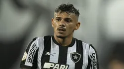 Foto: Jorge Rodrigues/AGIF - Tiquinho Soares jogador do Botafogo lamenta durante partida contra o Goias no estadio Engenhao pelo campeonato Brasileiro A 2023.