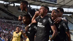 RJ - RIO DE JANEIRO - 08/10/2023 - BRASILEIRO A 2023, FLUMINENSE X BOTAFOGO - Tiquinho Soares jogador do Botafogo comemora seu gol com jogadores do seu time durante partida contra o Fluminense no estadio Maracana pelo campeonato Brasileiro A 2023. Foto: Thiago Ribeiro/AGIF