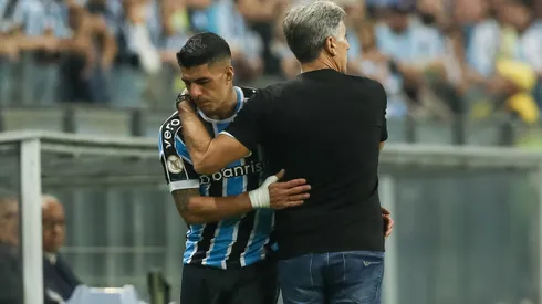RS - PORTO ALEGRE - 21/05/2023 - BRASILEIRO A 2023, GREMIO X INTERNACIONAL - Renato Portaluppi tecnico do Gremio e Luis Suarez durante partida contra o Internacional no estadio Arena do Gremio pelo campeonato BRASILEIRO A 2023. Foto: Pedro H. Tesch/AGIF