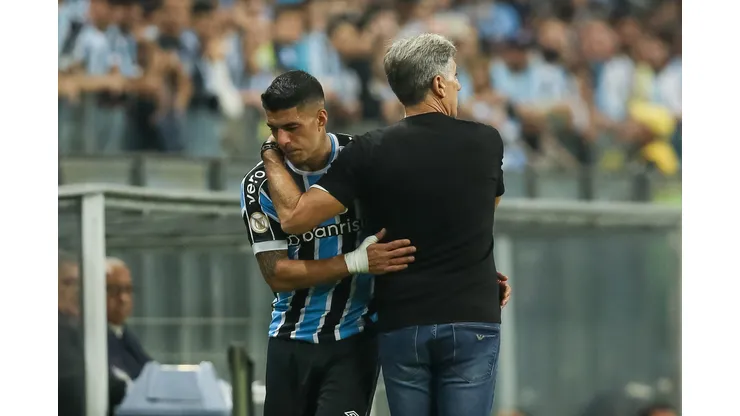 RS - PORTO ALEGRE - 21/05/2023 - BRASILEIRO A 2023, GREMIO X INTERNACIONAL - Renato Portaluppi tecnico do Gremio e Luis Suarez durante partida contra o Internacional no estadio Arena do Gremio pelo campeonato BRASILEIRO A 2023. Foto: Pedro H. Tesch/AGIF