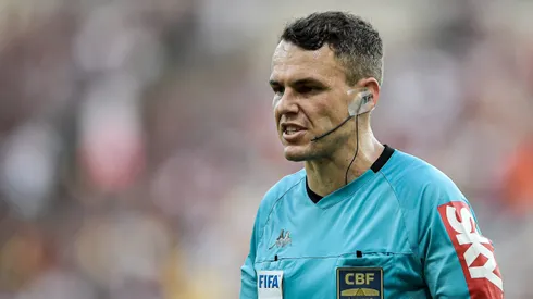 RJ - RIO DE JANEIRO - 22/04/2023 - BRASILEIRO A 2023, FLUMINENSE X ATHLETICO-PR - O arbitro Paulo Cesar Zanovelli da Silva durante partida entre Fluminense e Athletico-PR no estadio Maracana pelo campeonato BRASILEIRO A 2023. Foto: Thiago Ribeiro/AGIF