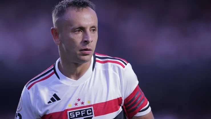 SP - SAO PAULO - 16/07/2023 - BRASILEIRO A 2023, SAO PAULO X SANTOS - Rafinha jogador do Sao Paulo durante partida contra o Santos no estadio Morumbi pelo campeonato Brasileiro A 2023. Foto: Ettore Chiereguini/AGIF