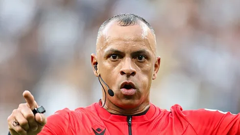 MG - BELO HORIZONTE - 02/07/2023 - BRASILEIRO A 2023, ATLETICO-MG X AMERICA-MG - O arbitro Wilton Pereira Sampaio durante partida entre Atletico-MG e America-MG no estadio Mineirao pelo campeonato Brasileiro A 2023. Foto: Gilson Lobo/AGIF