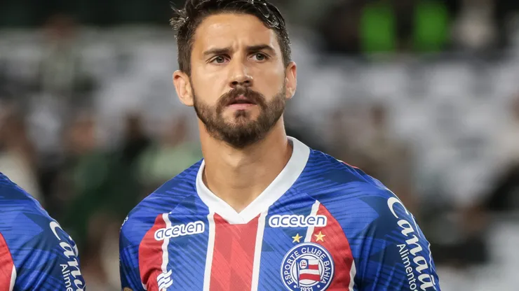 PR - CURITIBA - 14/09/2023 - BRASILEIRO A 2023, CORITIBA X BAHIA - Everaldo jogador do Bahia durante execucao do hino nacional antes da partida contra o Coritiba no estadio Couto Pereira pelo campeonato Brasileiro A 2023. Foto: Robson Mafra/AGIF