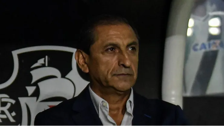 Foto: Thiago Ribeiro/AGIF - Ramon Diaz tecnico do Vasco durante partida contra o Sao Paulo no estadio Sao Januario pelo campeonato Brasileiro A 2023.
