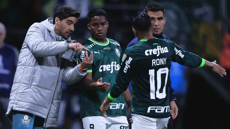 SP - SAO PAULO - 30/08/2023 - LIBERTADORES 2023, PALMEIRAS X DEPORTIVO PEREIRA - Abel Ferreira tecnico do Palmeiras e Endrick jugador do Palmeiras durante partida contra o Deportivo Pereira no estadio Arena Allianz Parque pelo campeonato Libertadores 2023. Foto: Ettore Chiereguini/AGIF
