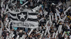 Membros da Fúria Jovem marcam presença no último treino do Glorioso antes do Clássico Vovô. Foto: Thiago Ribeiro/AGIF