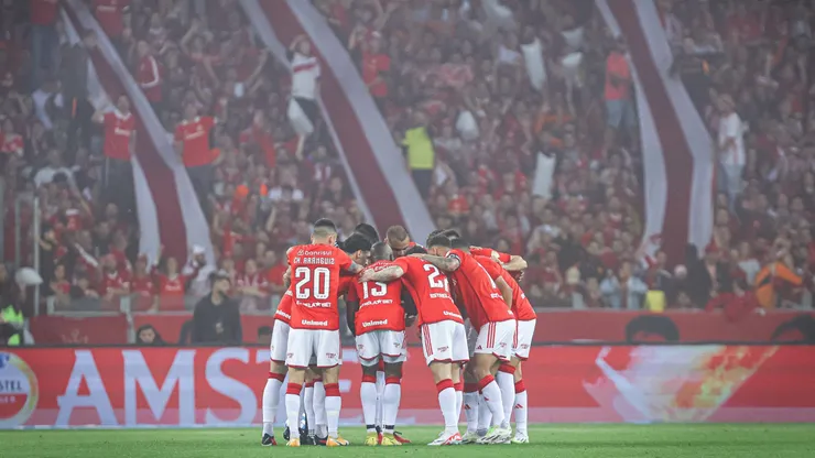 RS - PORTO ALEGRE - 04/10/2023 - LIBERTADORES 2023, INTERNACIONAL X FLUMINENSE - Jogadores do Internacional antes da partida contra Fluminense no estadio Beira-Rio pelo campeonato Libertadores 2023. Foto: Maxi Franzoi/AGIF