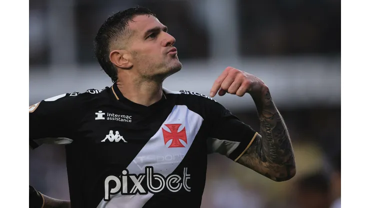 SP - SANTOS - 01/10/2023 - BRASILEIRO A 2023, SANTOS X VASCO - Vegetti jogador do Vasco comemora seu gol durante partida contra o Santos no estadio Vila Belmiro pelo campeonato Brasileiro A 2023. Foto: Ettore Chiereguini/AGIF