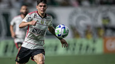 5ª OPÇÃO! Ayrton Lucas AZEDA com técnico - Foto: Isabela Azine/AGIF