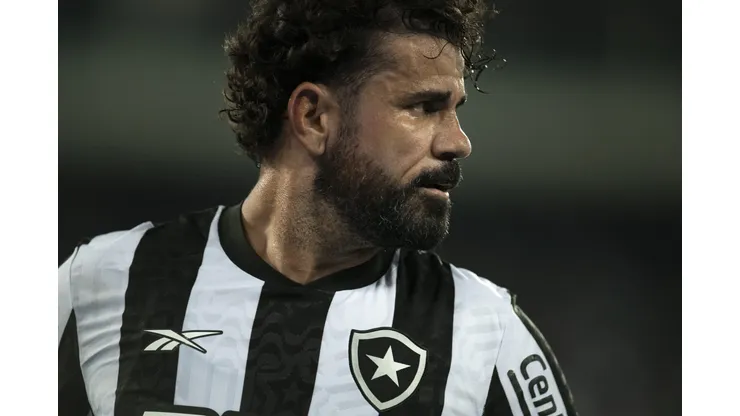 Diego Costa em jogo pelo Botafogo no Brasileirão - Foto: Jorge Rodrigues/AGIF