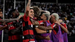 RJ - RIO DE JANEIRO - 02/09/2023 - BRASILEIRO A 2023, BOTAFOGO X FLAMENGO - Bruno Henrique jogador do Flamengo comemora seu gol com jogadores do seu time durante partida contra o Botafogo no estadio Engenhao pelo campeonato Brasileiro A 2023. Foto: Thiago Ribeiro/AGIF