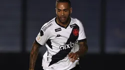 RIO DE JANEIRO, BRAZIL - MAY 01: Alex Teixeira of Vasco da Gama controls the ball during a match between Vasco da Gama and Bahia as part of Brasileirao 2023 at Sao Januario Stadium on May 01, 2023 in Rio de Janeiro, Brazil. (Photo by Buda Mendes/Getty Images)