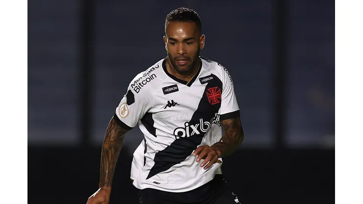 RIO DE JANEIRO, BRAZIL - MAY 01: Alex Teixeira of Vasco da Gama controls the ball during a match between Vasco da Gama and Bahia as part of Brasileirao 2023 at Sao Januario Stadium on May 01, 2023 in Rio de Janeiro, Brazil. (Photo by Buda Mendes/Getty Images)
