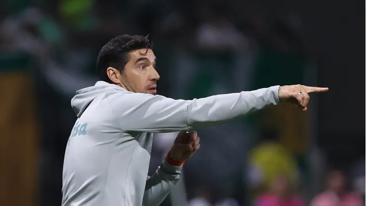 Abel orienta seu time durante semifinal da Libertadores contra o Boca