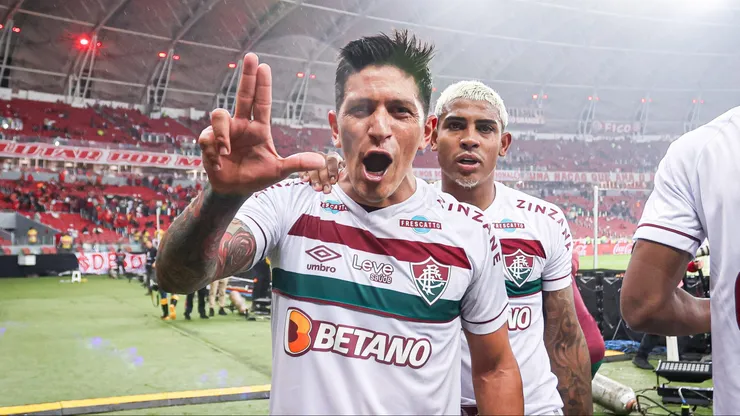 RS - PORTO ALEGRE - 04/10/2023 - LIBERTADORES 2023, INTERNACIONAL X FLUMINENSE - German Cano e John Kennedy jogadores do Fluminense comemoram vitoria ao final da partida contra o Internacional no estadio Beira-Rio pelo campeonato Libertadores 2023. Foto: Maxi Franzoi/AGIF