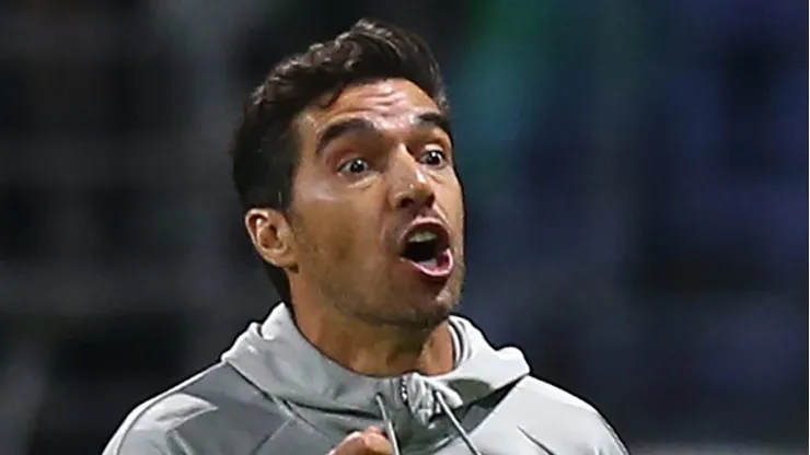 SAO PAULO, BRAZIL - OCTOBER 05: Abel Ferreira head coach of Palmeiras gestures during the Copa CONMEBOL Libertadores 2023 semi-final second leg match between Palmeiras and Boca Juniors at Allianz Parque on October 05, 2023 in Sao Paulo, Brazil. (Photo by Alexandre Schneider/Getty Images)
