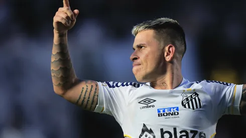 SP - SANTOS - 01/10/2023 - BRASILEIRO A 2023, SANTOS X VASCO - Soltedo jogador do Santos comemora seu gol durante partida contra o Vasco no estadio Vila Belmiro pelo campeonato Brasileiro A 2023. Foto: Ettore Chiereguini/AGIF