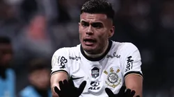 SP - Sao Paulo - 29/08/2022 - BRASILEIRO A 2022, CORINTHIANS X BRAGANTINO - Fausto Vera jogador do Corinthians reclama com a arbitragem durante partida contra o Bragantino no estadio Arena Corinthians pelo campeonato Brasileiro A 2022. Foto: Ettore Chiereguini/AGIF