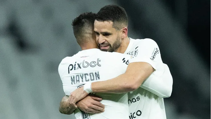 Foto: Diogo Reis/AGIF - Maycon e Renato Augusto deverão ser titulares contra o Flamengo