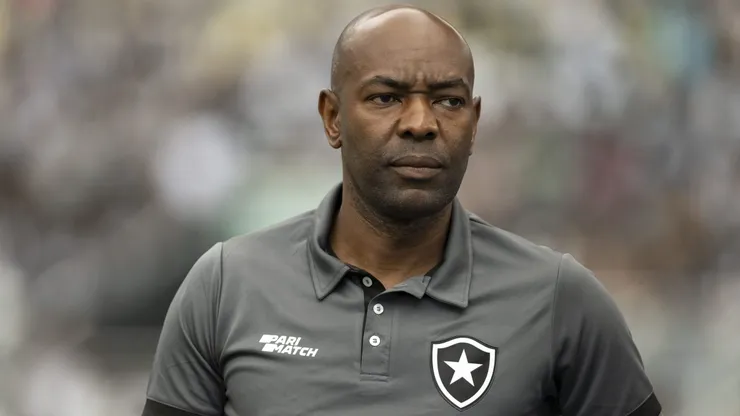 RJ - RIO DE JANEIRO - 02/07/2023 - BRASILEIRO A 2023, BOTAFOGO X VASCO - Claudio Cacapa tecnico do Botafogo durante partida contra o Vasco no estadio Engenhao pelo campeonato Brasileiro A 2023. Foto: Jorge Rodrigues/AGIF