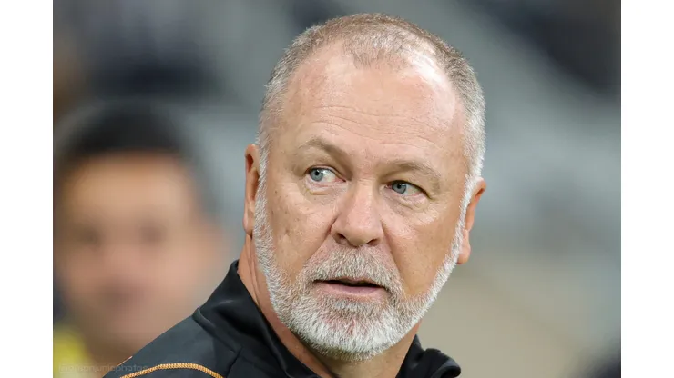 MG - BELO HORIZONTE - 13/05/2023 - BRASILEIRO A 2023, ATLETICO-MG X INTERNACIONAL - Mano Menezes tecnico do Internacional durante partida contra o Atletico-MG no estadio Mineirao pelo campeonato BRASILEIRO A 2023. Foto: Gilson Junio/AGIF