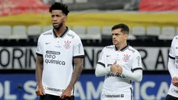 Foto: Rodrigo Coca/Ag. Corinthians - Fagner (à direita) pode deixar o Timão em janeiro