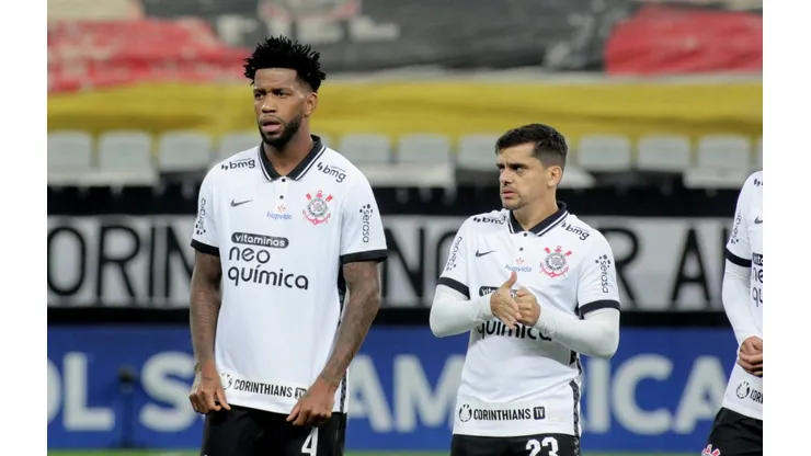 Foto: Rodrigo Coca/Ag. Corinthians - Fagner (à direita) pode deixar o Timão em janeiro