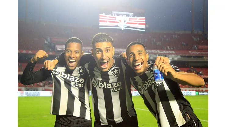 Foto: Vitor Silva/Botafogo - Tchê Tchê (primeiro à esquerda) estava infeliz com Bruno Lage no comando do Fogão