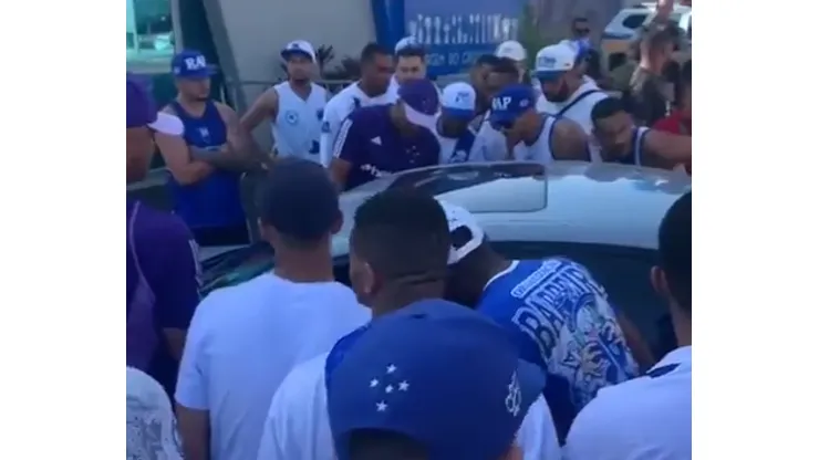 PROTESTO! Máfia Azul vai até a porta do CT para cobrar jogadores do Cruzeiro