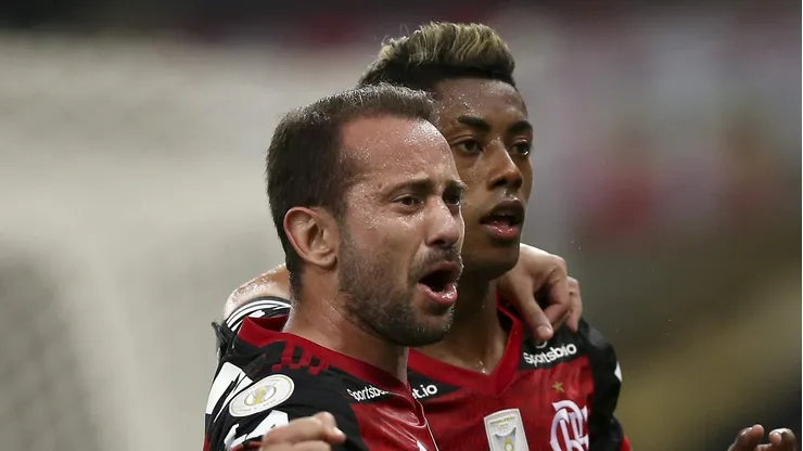 Bruno Henrique (R) of Flamengo celebrates with Everton Ribeiro after scoring a goal during a match between Flamengo and Vasco da Gama as part of 2020 Brasileirao Series A at Maracana Stadium on February 04, 2021 in Rio de Janeiro, Brazil. (Photo by Buda Mendes/Getty Images)