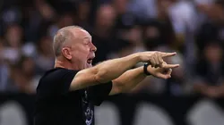 FORTALEZA, BRAZIL - OCTOBER 03: Mano Menezes coach of Corinthians gives the team instructions during the Copa Sudamericana 2023 semifinal second leg match between Fortaleza and Corinthians at Castelao Stadium on October 03, 2023 in Fortaleza, Brazil. (Photo by Buda Mendes/Getty Images)