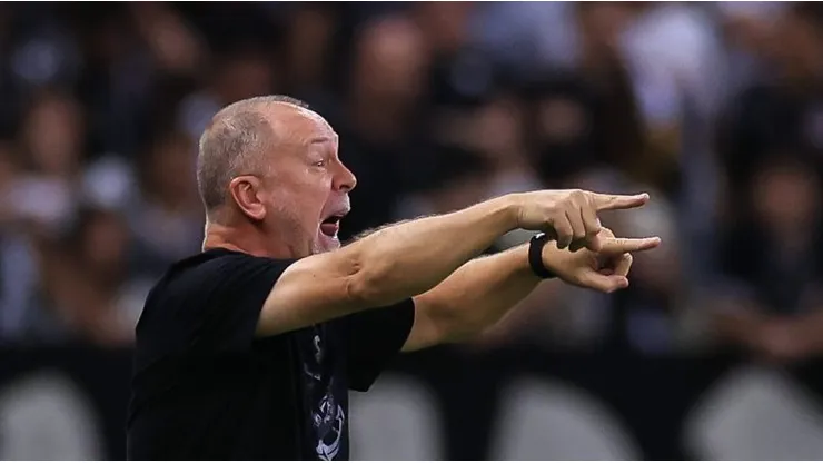 FORTALEZA, BRAZIL - OCTOBER 03: Mano Menezes coach of Corinthians gives the team instructions during the Copa Sudamericana 2023 semifinal second leg match between Fortaleza and Corinthians at Castelao Stadium on October 03, 2023 in Fortaleza, Brazil. (Photo by Buda Mendes/Getty Images)